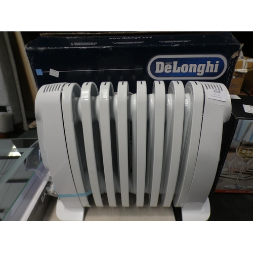 3238 - Delonghi Oil Filled Small Radiator (219-310) * This lot is subject to VAT