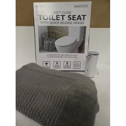 3311 - A Hush toilet seat, a bath mat and a Simple Human soap dispenser (206) * This lot is subject to VAT