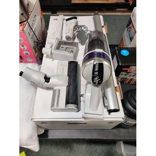 3213 - Samsung Jet Vacuum Cleaner, RRP £249.99 + VAT (219-358) * This lot is subject to VAT