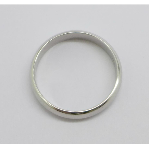 1121 - A white metal ring, marked 0.750, with inscription dated 1978, 4.3g, S