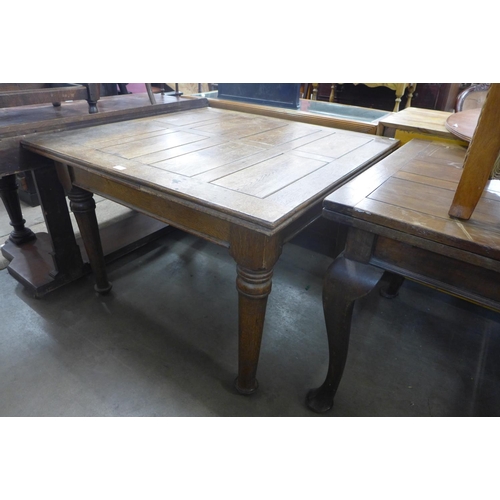 299 - An oak draw-leaf table