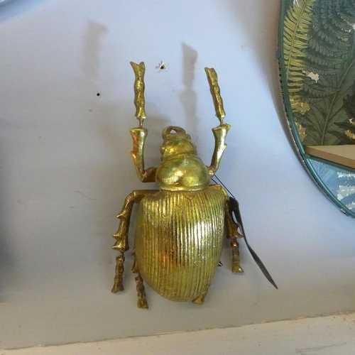 1362 - A gold decorative wall hanging scarab beetle, 22 x 11cms (I16041312)   #