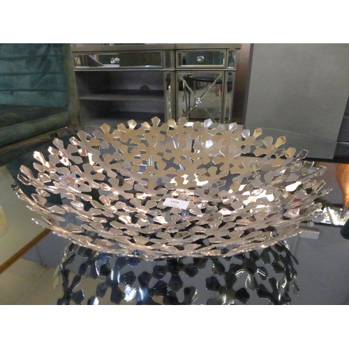 1542 - A large metal petal pattern platter (PTBL25)   #