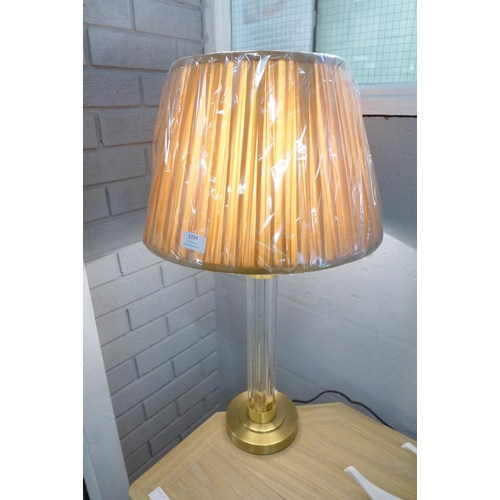 1334 - A tall brass and ribbed glass table lamp with ochre shade (HC1426347)   #