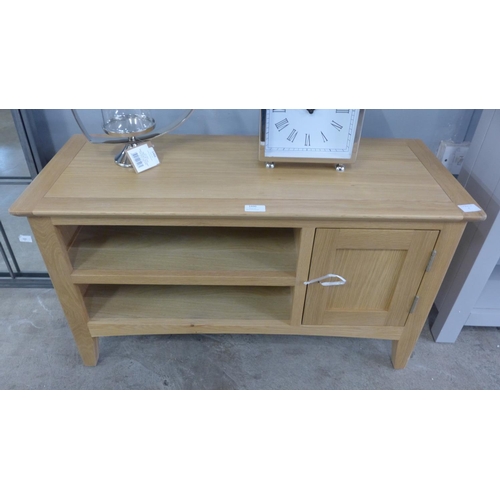 1490 - A Malvern Shaker oak small TV unit (EV08-87) * this lot is subject to VAT