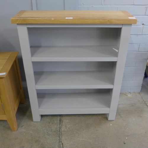 1492 - A Salisbury grey painted oak small bookcase (LP-SBC-G) * this lot is subject to VAT