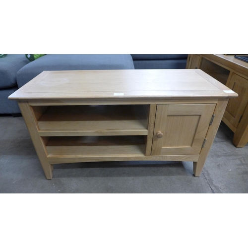 1508 - A Malvern Shaker oak small TV unit (EV08-89) * this lot is subject to VAT