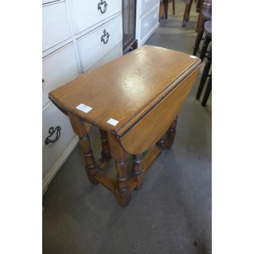 303 - An oak gateleg occasional table