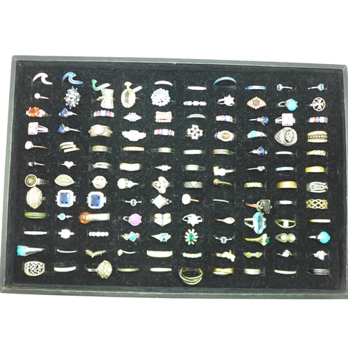 1000 - 120 Dress rings in a display tray