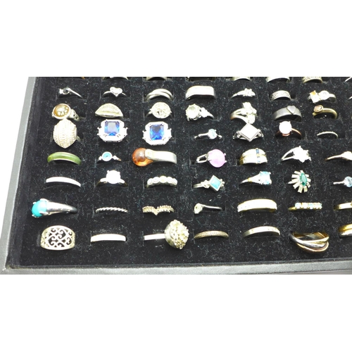 1000 - 120 Dress rings in a display tray