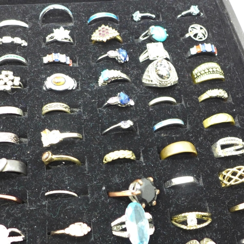 1000 - 120 Dress rings in a display tray