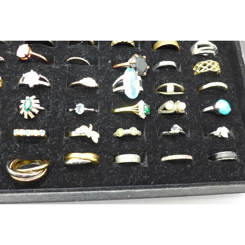 1000 - 120 Dress rings in a display tray