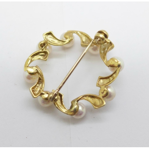 1038 - A 9ct gold and pearl brooch, 3.3g