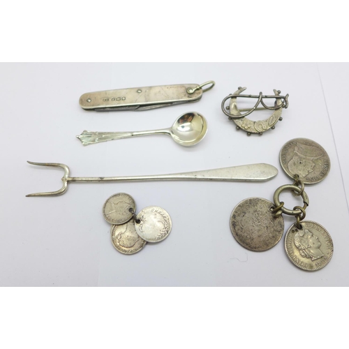 1044 - A silver handled penknife, a silver pickle fork, a Victorian silver salt spoon, a Victorian silver b... 