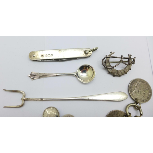 1044 - A silver handled penknife, a silver pickle fork, a Victorian silver salt spoon, a Victorian silver b... 