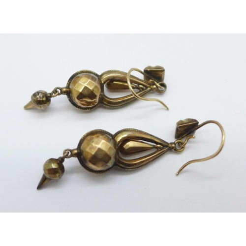 1047 - A pair of early 20th Century yellow metal pendant earrings, 4.8g