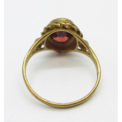 1053 - A 9ct gold red stone ring, 2.7g, O