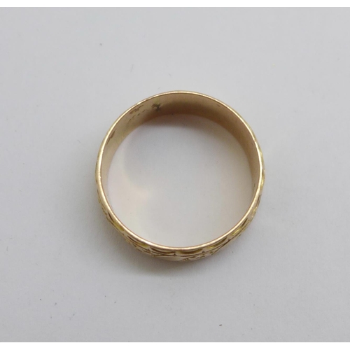 1072 - A 9ct gold ring, Chester 1922, 4.7g, R