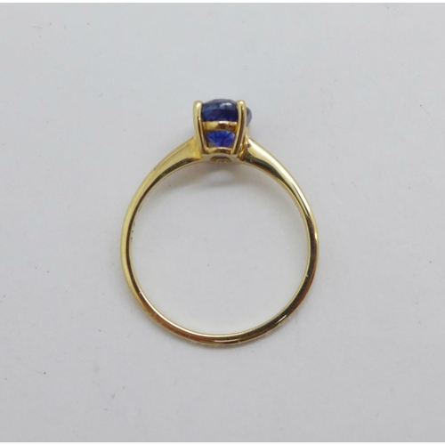 1087 - A 9ct gold and synthetic sapphire solitaire ring, 1.9g, Q