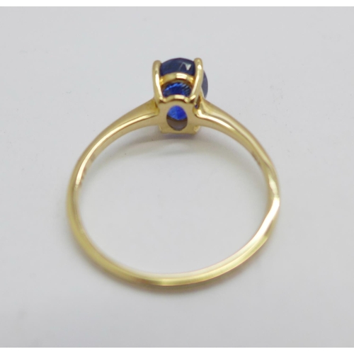 1087 - A 9ct gold and synthetic sapphire solitaire ring, 1.9g, Q