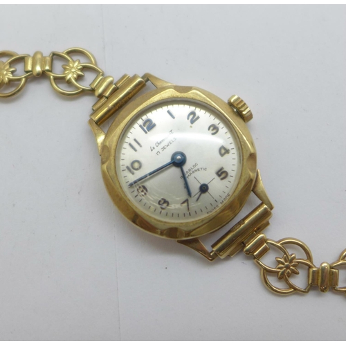 1109 - A lady's 9ct gold cased wristwatch on a 9ct gold bracelet strap, total weight with movement 14.5g