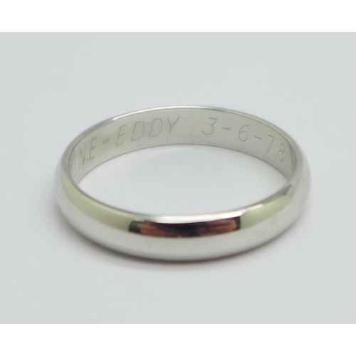 1121 - A white metal ring, marked 0.750, with inscription dated 1978, 4.3g, S