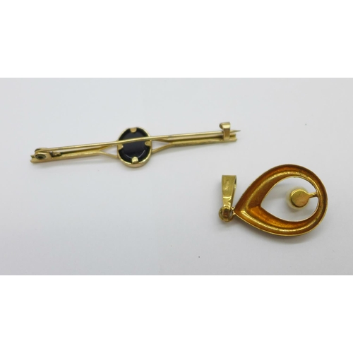 1123 - A 9ct gold brooch and a 9ct gold pendant, 3.5g