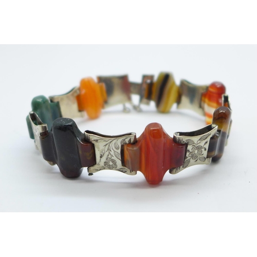 1130 - An early 20th Century Scottish white metal and agate bracelet, (fastener and safety chain require re... 