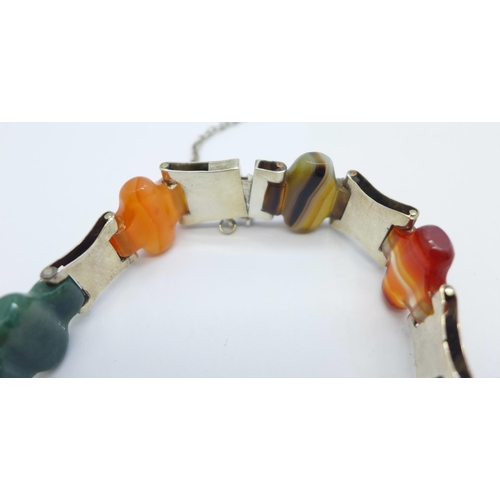 1130 - An early 20th Century Scottish white metal and agate bracelet, (fastener and safety chain require re... 