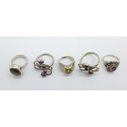 1133 - Five silver rings, 31g