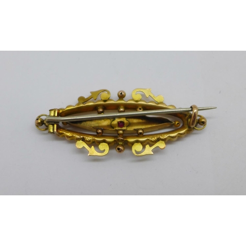 1137 - A 9ct gold and ruby brooch, 2.9g