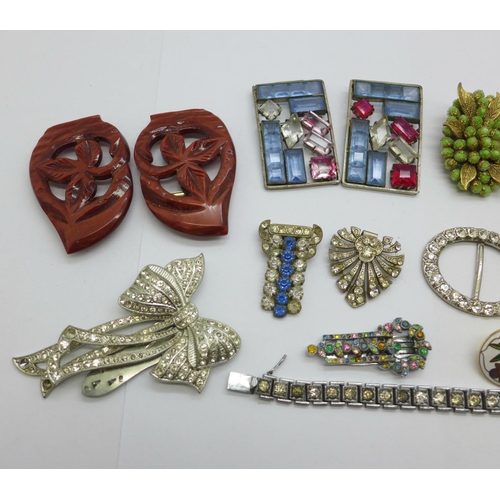 1158 - Assorted buckles and clips