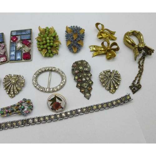 1158 - Assorted buckles and clips