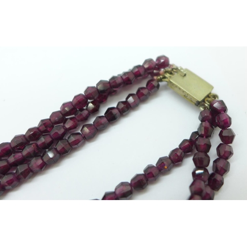 1181 - A vintage three strand faceted garnet necklace