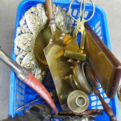 1196 - A cribbage board, money bank and other brassware and metalwares **PLEASE NOTE THIS LOT IS NOT ELIGIB... 