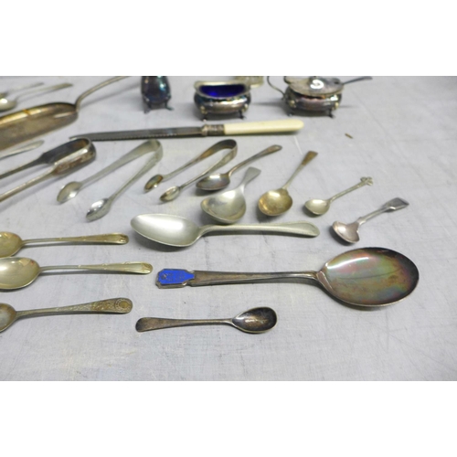 1205 - Silver plated items **PLEASE NOTE THIS LOT IS NOT ELIGIBLE FOR POSTING AND PACKING**