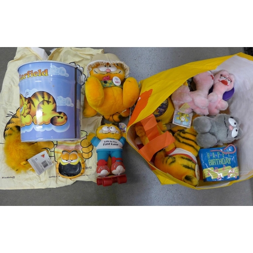 1213 - Fourteen Garfield toys, a clock, etc. **PLEASE NOTE THIS LOT IS NOT ELIGIBLE FOR POSTING AND PACKING... 