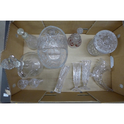 1239 - A collection of cut glass **PLEASE NOTE THIS LOT IS NOT ELIGIBLE FOR POSTING AND PACKING**