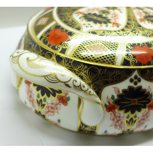 627 - A Royal Crown Derby 1128 pattern covered tureen, 31cm (second quality)