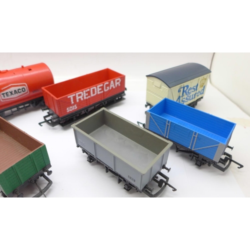 655 - Twelve Hornby 00 gauge model railway wagons