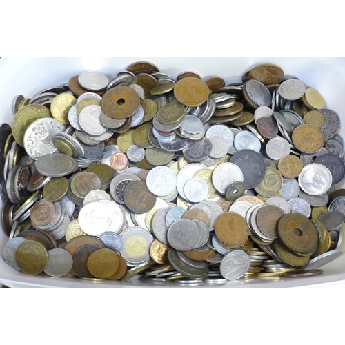 664 - A collection of foreign coins, 7.30kg