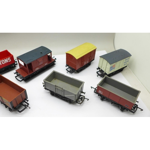 682 - Twelve Hornby 00 gauge model railway wagons