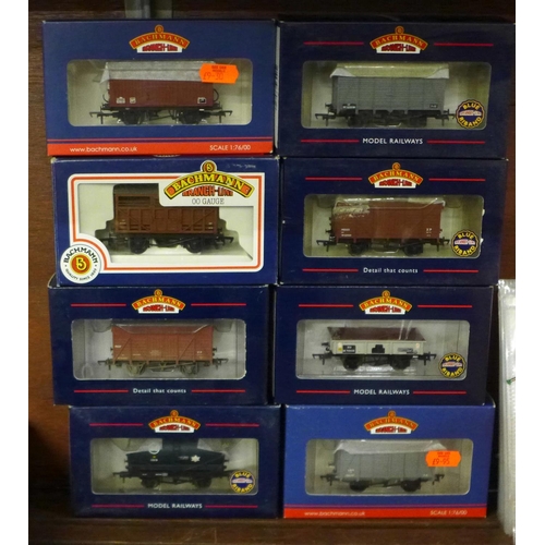 703 - Eight Bachmann Branch Line 00 gauge model rail carriages, boxed