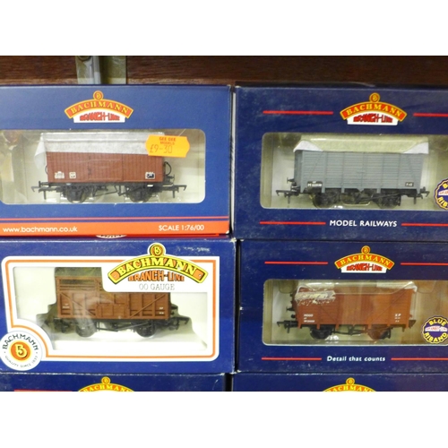 703 - Eight Bachmann Branch Line 00 gauge model rail carriages, boxed