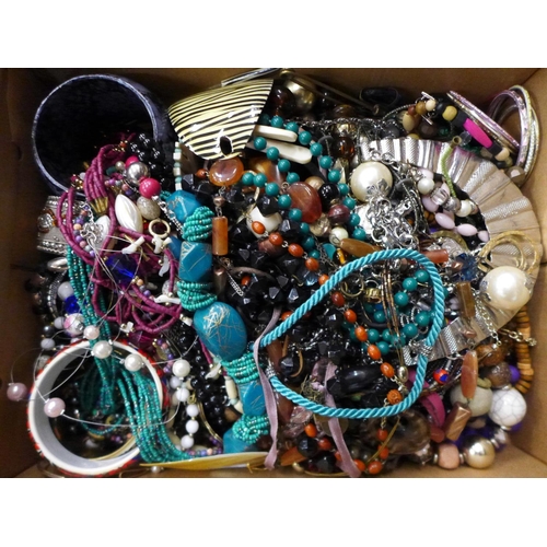 715 - A box of fashion and costume jewellery, 3.4kg