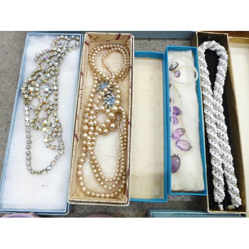 736 - Vintage jewellery, boxed