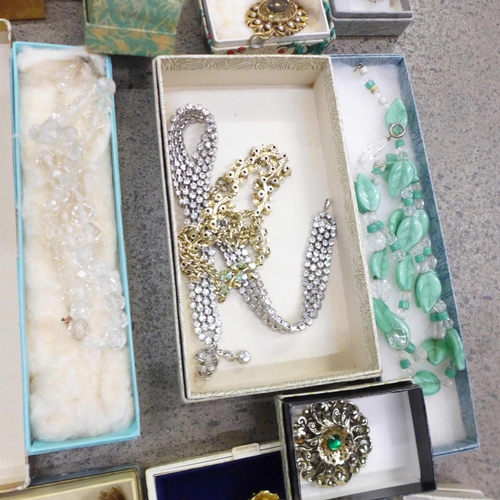 736 - Vintage jewellery, boxed