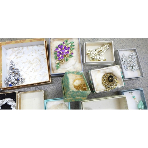 736 - Vintage jewellery, boxed