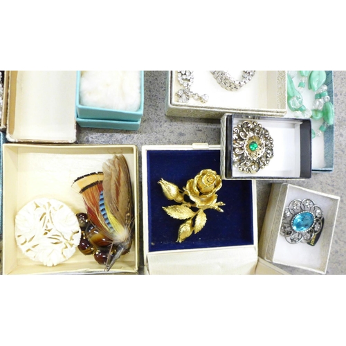 736 - Vintage jewellery, boxed