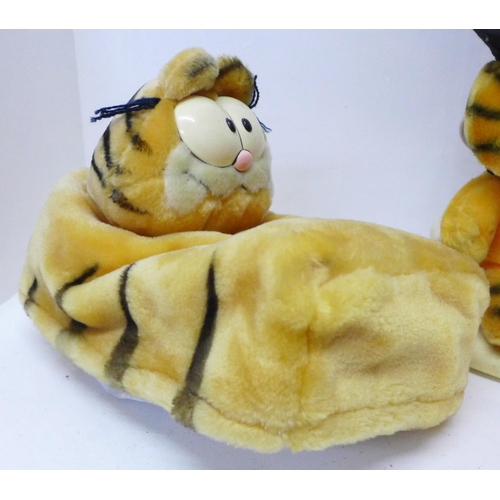 751 - A Garfield lamp, telephone and tissue box cover